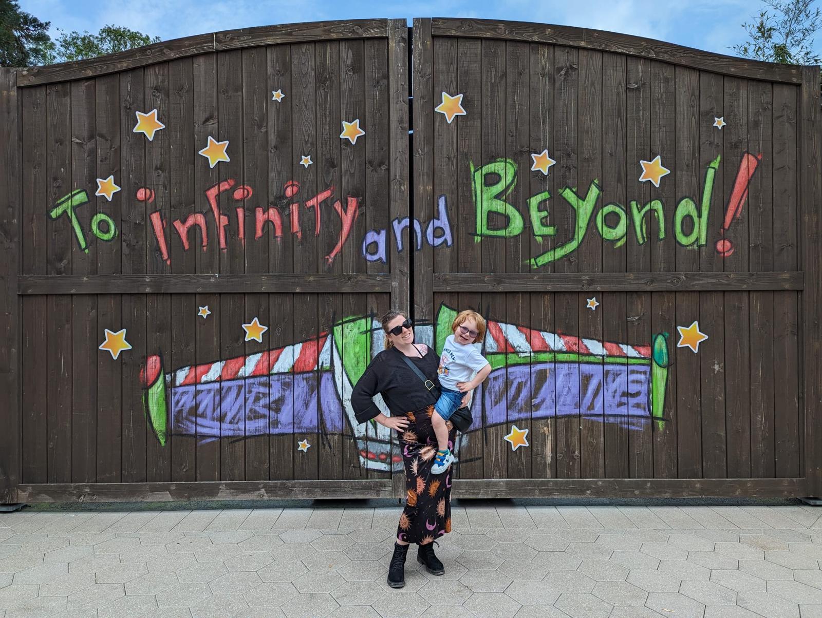 Jolien houdt Seth vast voor de To Infinity and Beyond poort in Disneyland