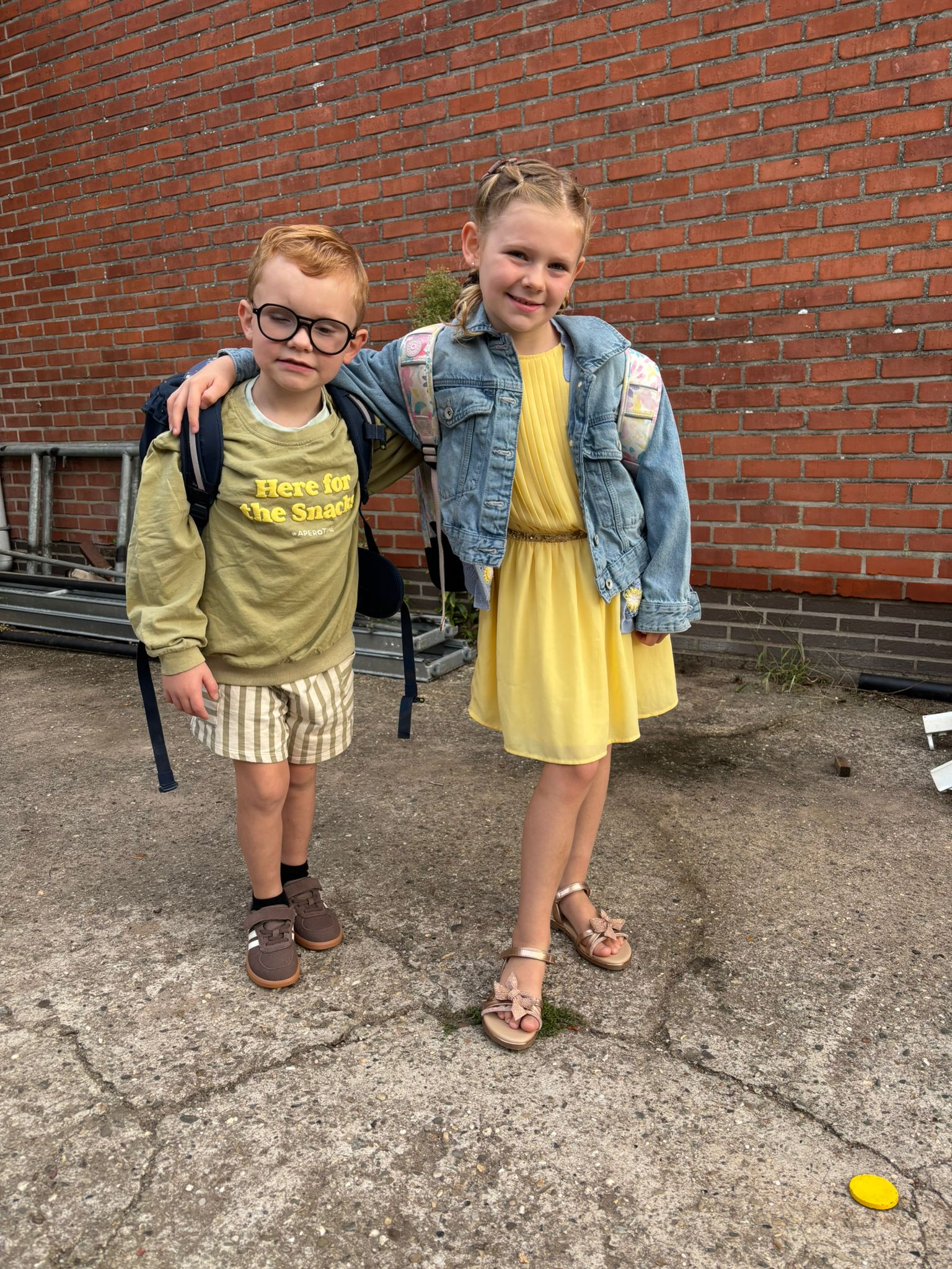 Seth en Skyler-Lily met hun boekentas op de rug, klaar voor de eerste schooldag op 1 september